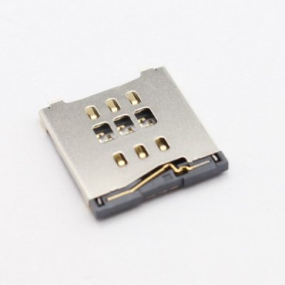 **iPhone 6 SIM-slot**

1. **Zoek de NanoSIM-sleuf**  
   De SIM-kaartsleuf bevindt zich aan de rechterkant van de iPhone 6 of 6 Plus, herkenbaar aan een klein gaatje naast een smalle opening.[1][2]

2. **Gebruik een paperclip of SIM-verwijdertool**  
   Neem de SIM-ejectortool die bij je iPhone 6 of 6 Plus zat, of buig een paperclip recht. Plaats de punt in het kleine gaatje en duw zachtjes met lichte druk tot de lade uitschuift.[1][2]

3. **Verwijder de lade**  
   Trek de lade voorzichtig naar buiten. Kantel de oude nano-SIM-kaart eruit en bewaar hem veilig.[1][2]

4. **Plaats de nieuwe nano-SIM-kaart**  
   Leg de nieuwe nano-SIM-kaart in de lade met de contactpunten naar beneden en de afgesneden hoek precies uitgelijnd met de inkeping in de lade (meestal boven rechts). Druk zachtjes aan zodat hij vlak ligt.[1][2]

5. **Schuif de lade terug**  
   Lijn de twee pinholes uit en duw de lade terug in de telefoon tot hij op zijn plek klikt.[1][2]

**Tips voor iPhone 6 / 6 Plus:**  
- Zet de telefoon uit voor de wissel om problemen te voorkomen.[2]  
- Controleer of je iPhone ontgrendeld is en de SIM compatibel met je provider.[2]  
- Geen tool bij de hand? Een rechte paperclip werkt prima, maar gebruik geen scherpe of breekbare voorwerpen om schade te voorkomen.[1][2]  
- Bij vastzittende lade of schade: raadpleeg een Apple-expert.[2]